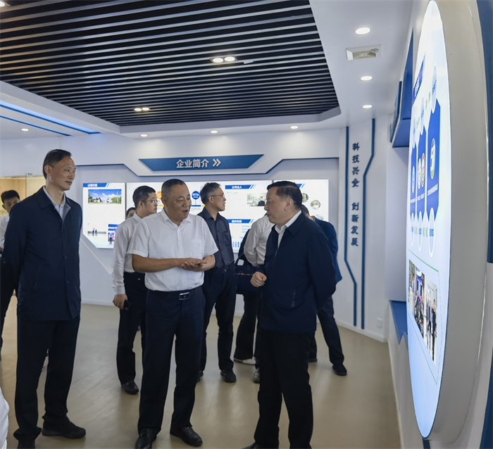 省科技廳徐光輝廳長一行蒞臨我司調研凹土產業(yè)發(fā)展